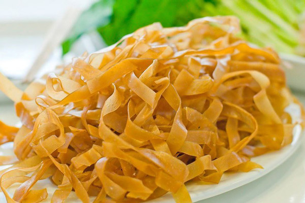 Sliced-rice-paper-anabas-soup-Ninh-Binh-Vietnam